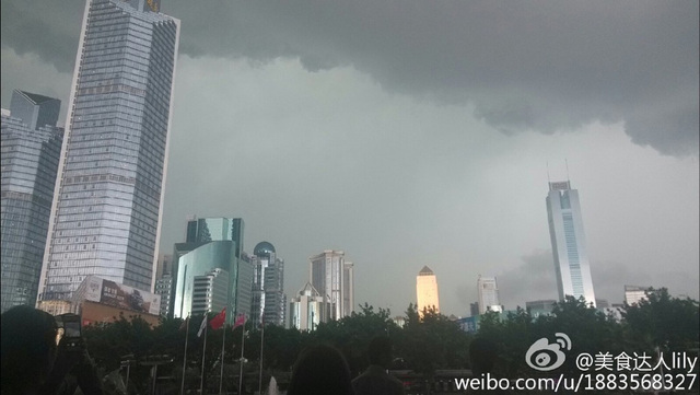 暴雨突襲廣州 烏雲壓城白晝變黑夜