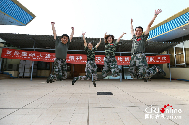 奮戰在抗埃博拉前線的“軍護姐妹花”