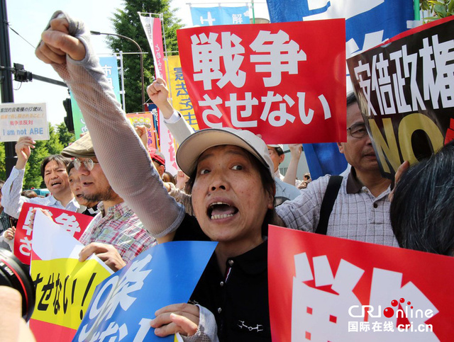 日本民眾示威抗議安倍政府解禁集體自衛權