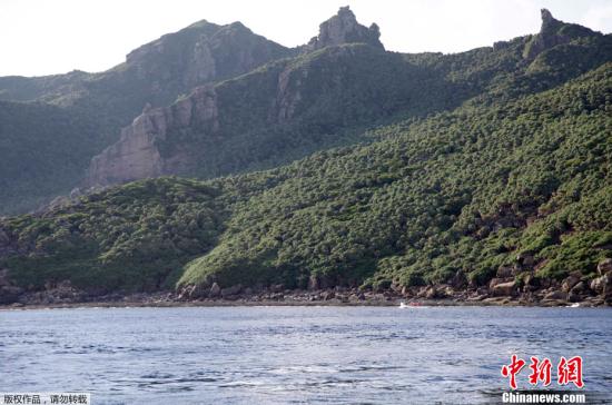 中國海警艦船編隊15日在我釣魚島領海內巡航