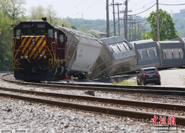 美國一貨運列車13節車廂脫軌