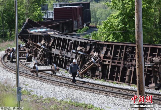 美國一貨運列車13節車廂脫軌