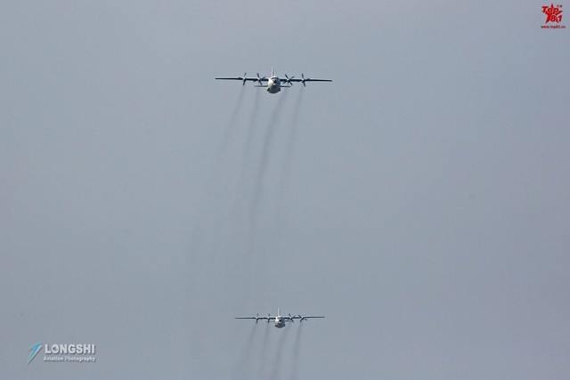 大批國産高新機淩空編隊飛過 空警500領頭