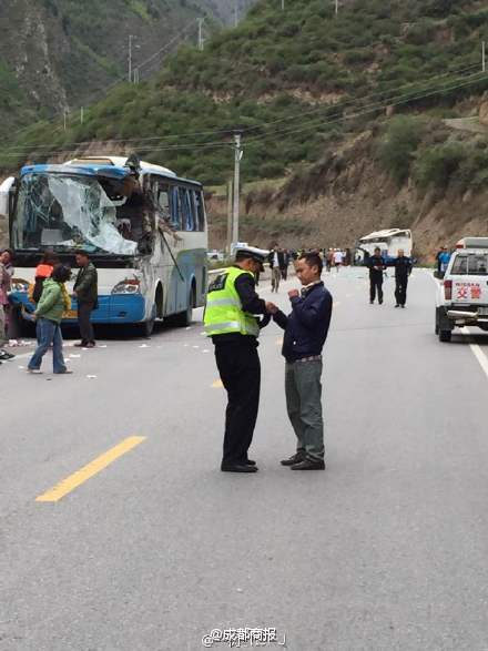 四川阿壩州兩輛中巴車相撞 造成6人死亡