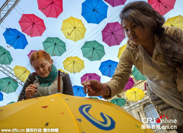 俄羅斯聖彼得堡七彩雨傘打造童話小路