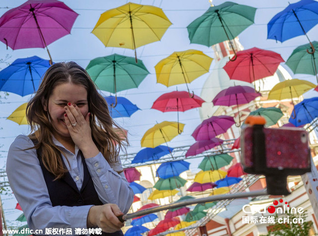 俄羅斯聖彼得堡七彩雨傘打造童話小路