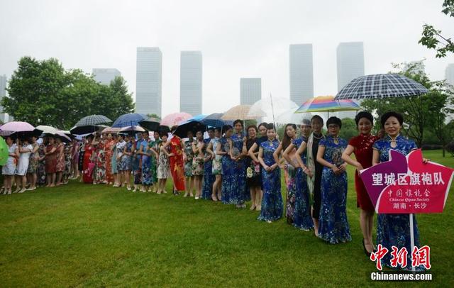 湖南長沙千名女子著旗袍走秀 挑戰世界紀錄