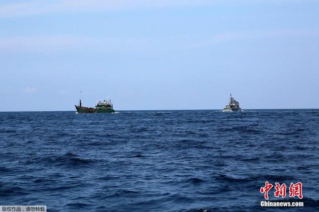 泰國警方截獲非法移民船 將其拖離泰國海域