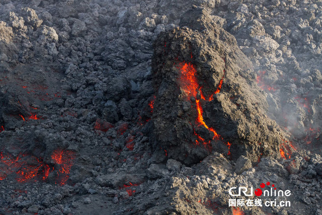 意大利埃特納火山噴發 熔岩涌動如末日大片