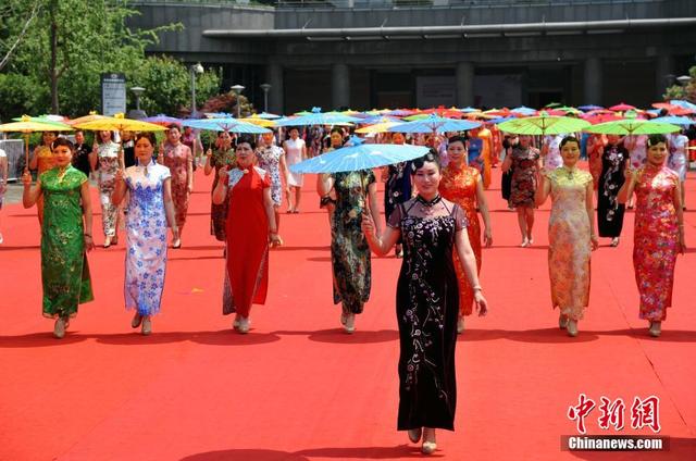 多地女性同秀旗袍 挑戰"世界吉尼斯旗袍秀"紀錄