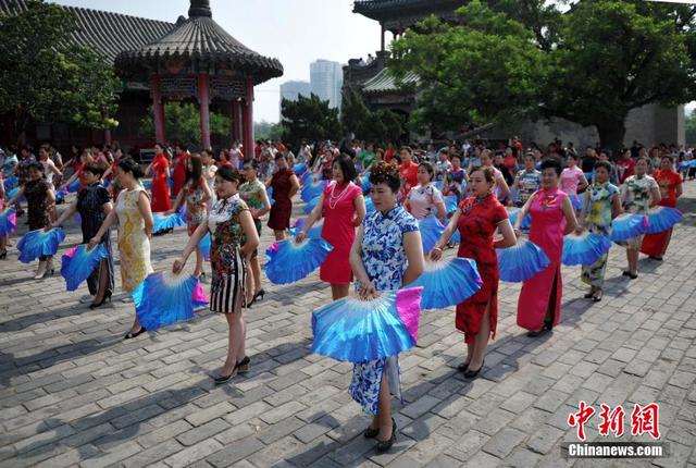 多地女性同秀旗袍 挑戰"世界吉尼斯旗袍秀"紀錄