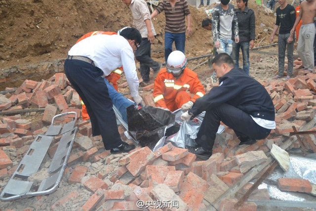 蘭州市一20米長圍墻倒塌 9人被埋1人死亡