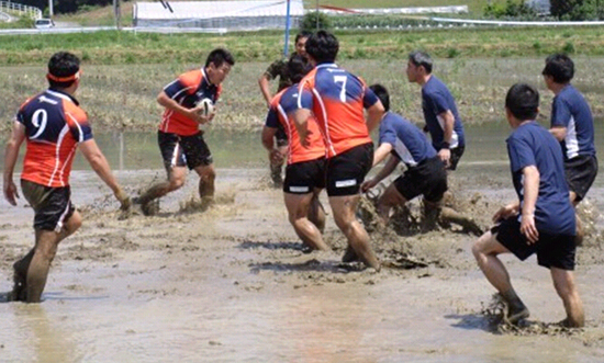 日本舉辦稻田橄欖球大賽 一流運動員也抓狂