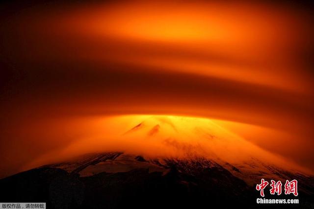 智利比亞裏卡火山噴發 火焰染紅雲朵場面壯觀