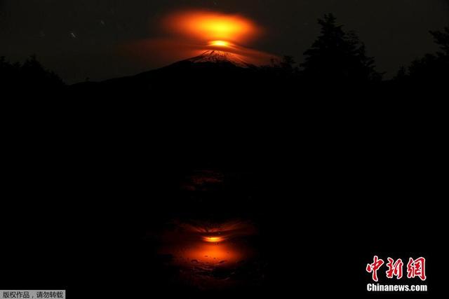 智利比亞裏卡火山噴發 火焰染紅雲朵場面壯觀