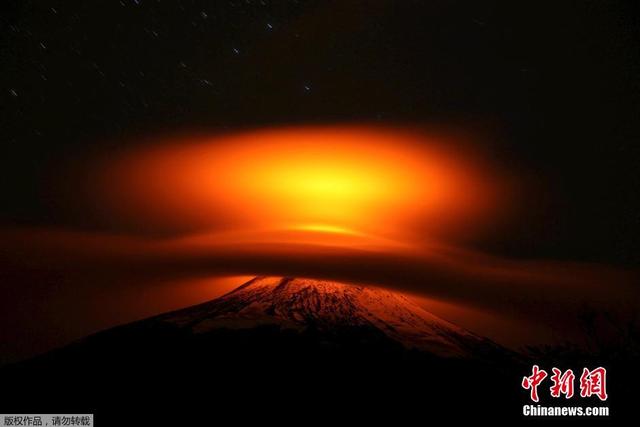 智利比亞裏卡火山噴發 火焰染紅雲朵場面壯觀