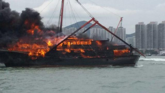 香港屯門一漁船突然起火 整艘船陷入火海