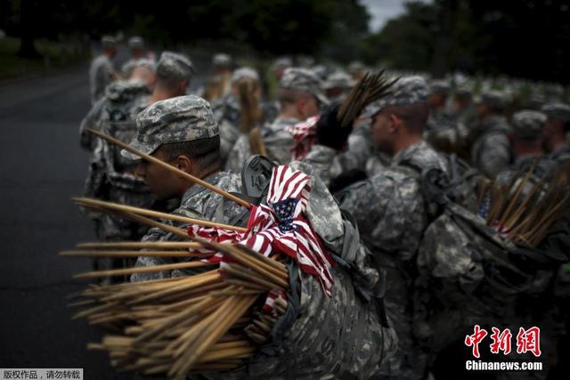 美國陣亡將士紀念日 軍人赴公墓插逾兩萬國旗