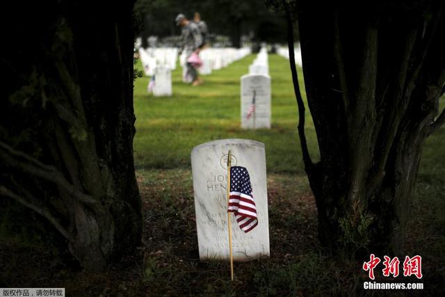 美國陣亡將士紀念日 軍人赴公墓插逾兩萬國旗