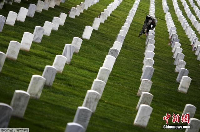 美國陣亡將士紀念日 軍人赴公墓插逾兩萬國旗