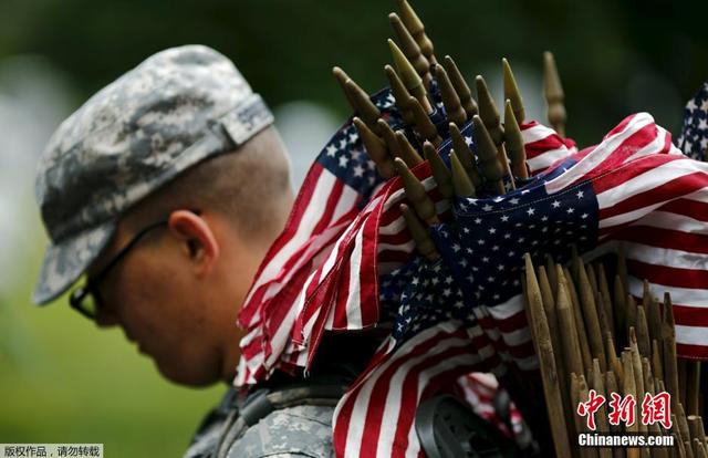 美國陣亡將士紀念日 軍人赴公墓插逾兩萬國旗