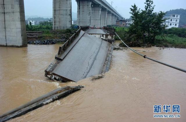 廣西恭城：洪水衝斷大橋