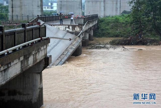 廣西恭城：洪水衝斷大橋