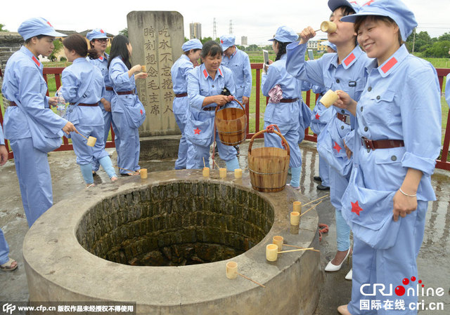 江西贛州：幹部配偶穿紅軍服進行紅色傳統教育