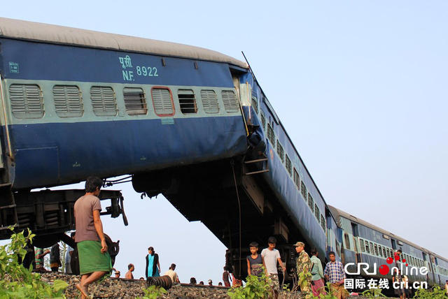 印度一火車過橋時脫軌 造成至少10人受傷