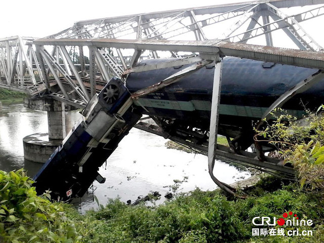 印度一火車過橋時脫軌 造成至少10人受傷