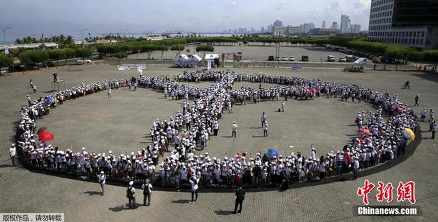 菲律賓民眾組人鏈拼和平標誌 紀念二戰勝利70週年