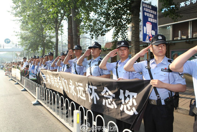 北京小學生沿路送別"警察爺爺"高寶來