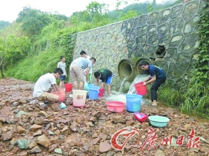 中山大學南方學院已停水5天 有人在暴雨中洗澡