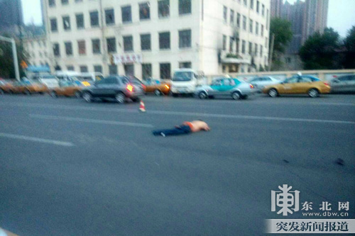 男女赤裸上身在馬路上吵架 雙雙被撞身亡