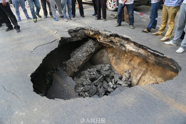 鄭州路面又塌陷 市民:習慣了