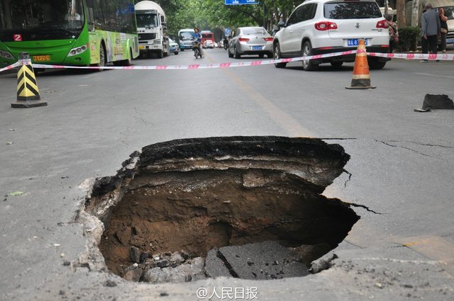 鄭州路面又塌陷 市民:習慣了