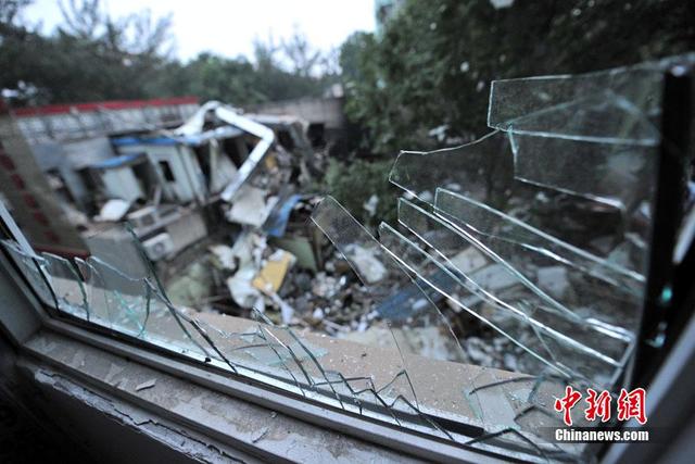 北京一餐館發生爆燃 附近居民樓高層玻璃被震碎