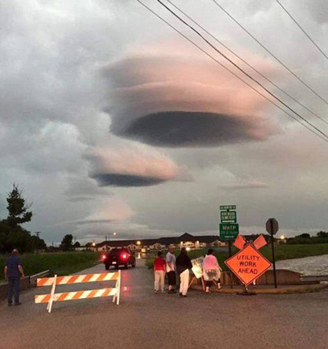 美國得州暴雨過後空中現奇異雲團 酷似UFO