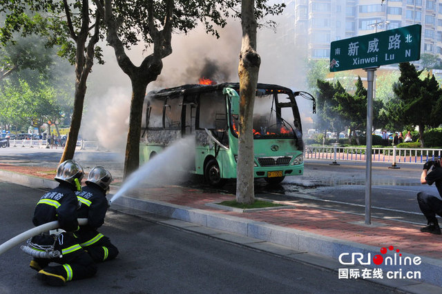 山東威海一公交車起火 大火包圍整輛公交車