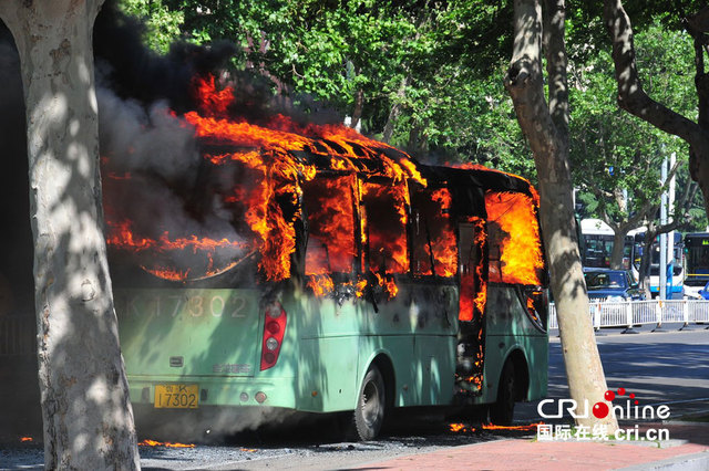 山東威海一公交車起火 大火包圍整輛公交車