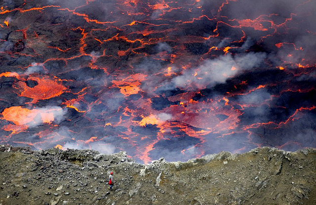 科學家冒死深入非洲火山口 拍攝熔岩湖震撼景象