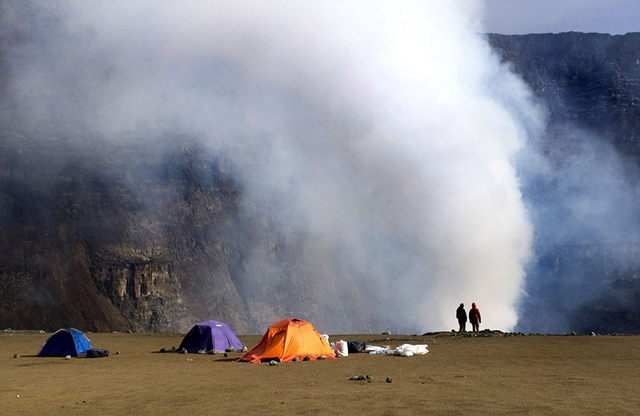 科學家冒死深入非洲火山口 拍攝熔岩湖震撼景象