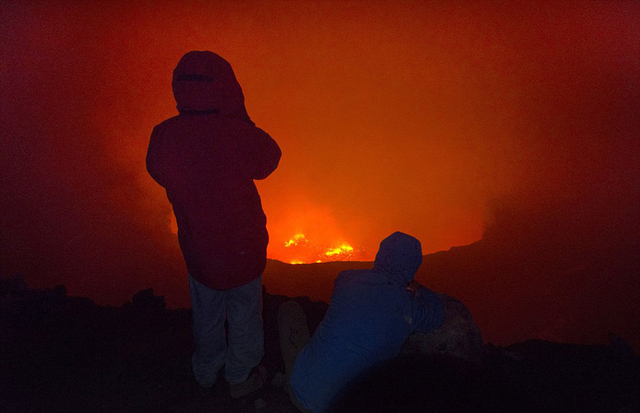 科學家冒死深入非洲火山口 拍攝熔岩湖震撼景象