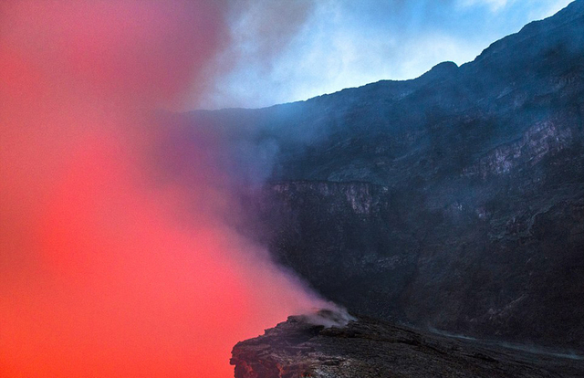 科學家冒死深入非洲火山口 拍攝熔岩湖震撼景象