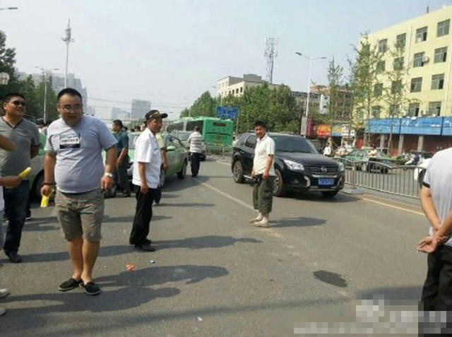 鄭州一輛專車被百名計程車司機圍堵砸車