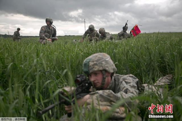 美軍在科索沃舉行空降訓練