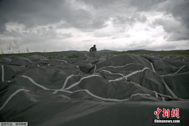 美軍在科索沃舉行空降訓練