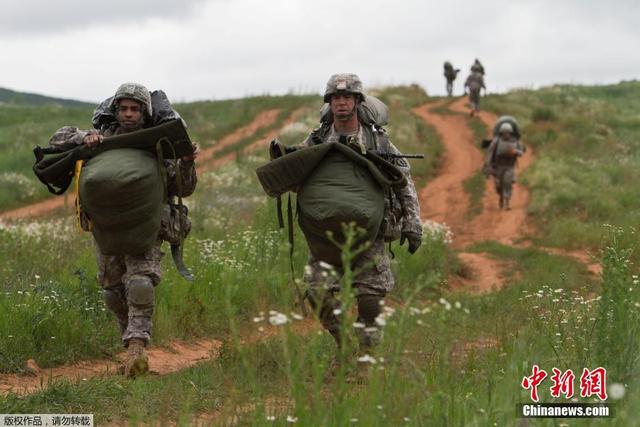 美軍在科索沃舉行空降訓練