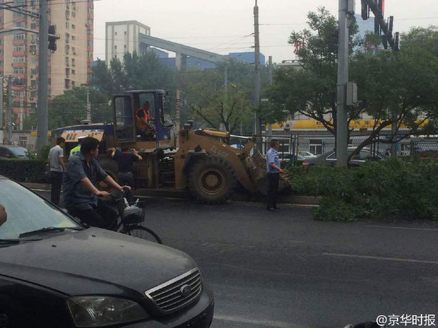 北京一鏟車被有軌電車導電桿戳中 司機死亡