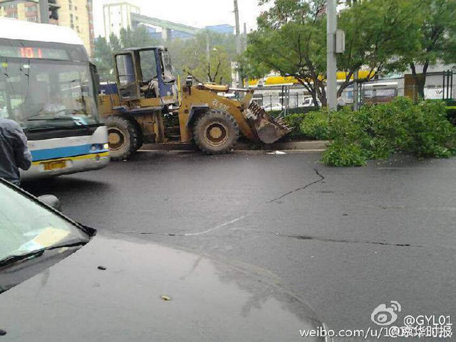 北京一鏟車被有軌電車導電桿戳中 司機死亡